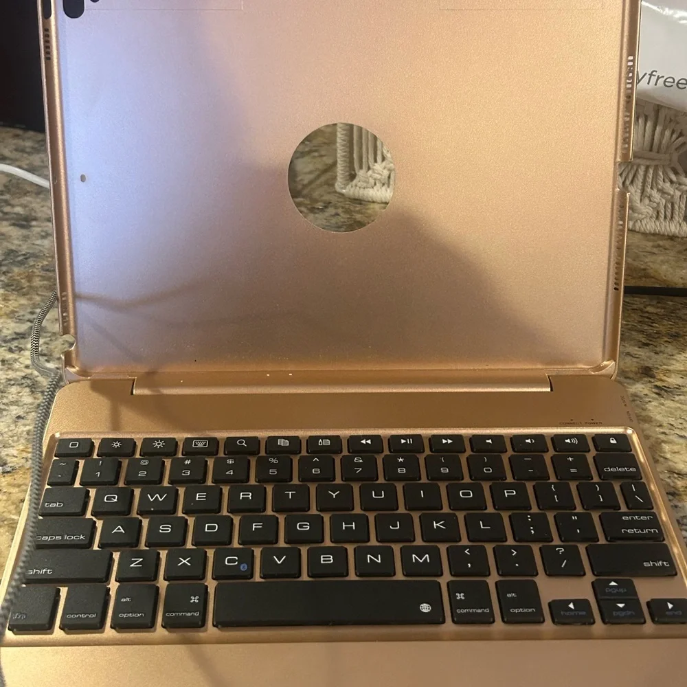 Apple IPad Air w/ Keyboard Case Model MD785LL/B